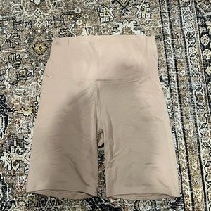 ARITZIA TNACHILL™ ATMOSPHERE HI-RISE 7" SHORT